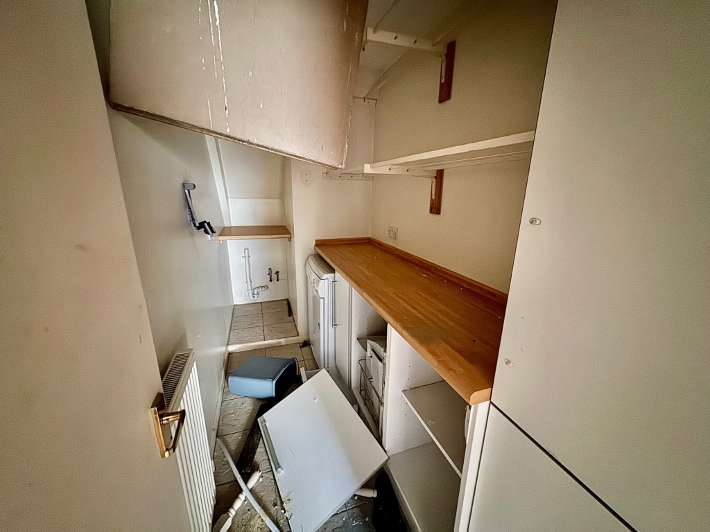 Lot: 72 - FORMER DANCE STUDIO AND TWO-BEDROOM FLAT - First floor utility